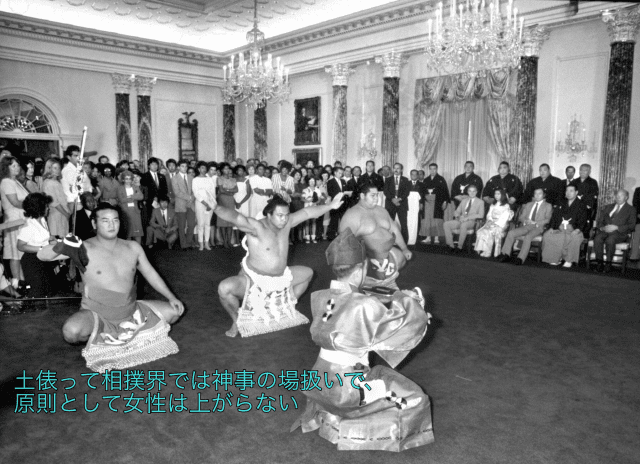 首相が土俵に上がらず、代理が授与する